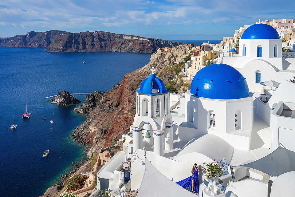 Las cúpulas azules de Oia sobre el mar en Santorini