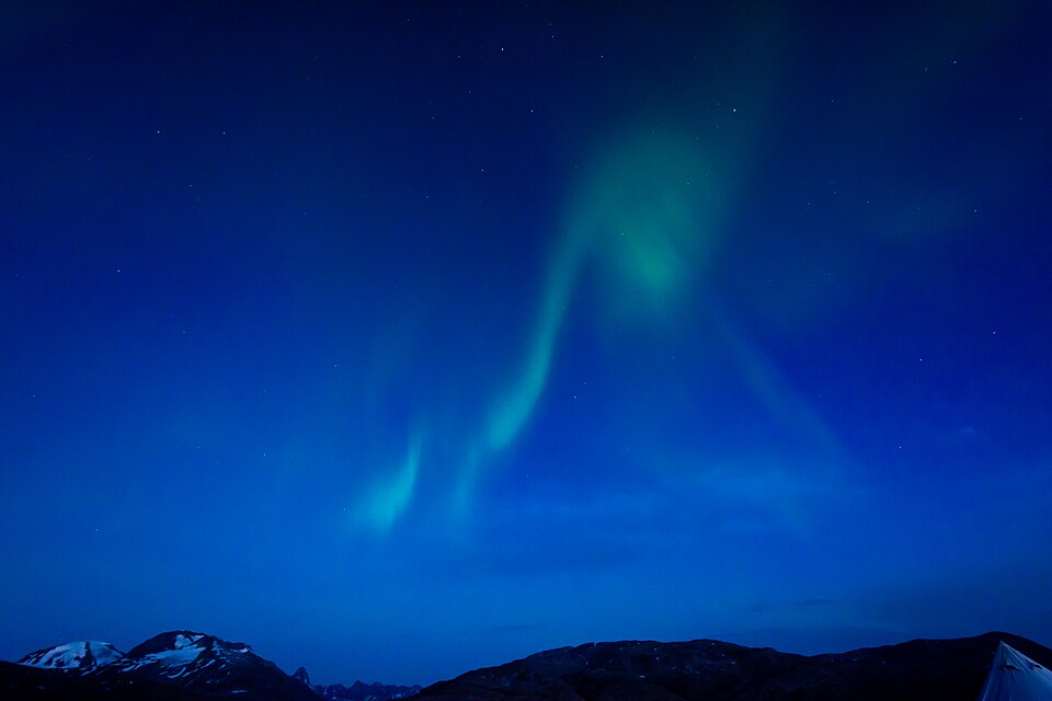 Aurora boreal verde sobre el fiordo Sermilik, en el este de Groenlandia