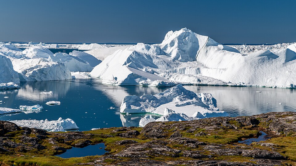 Icebergs enormes flotando en el fiordo helado de Ilulissat