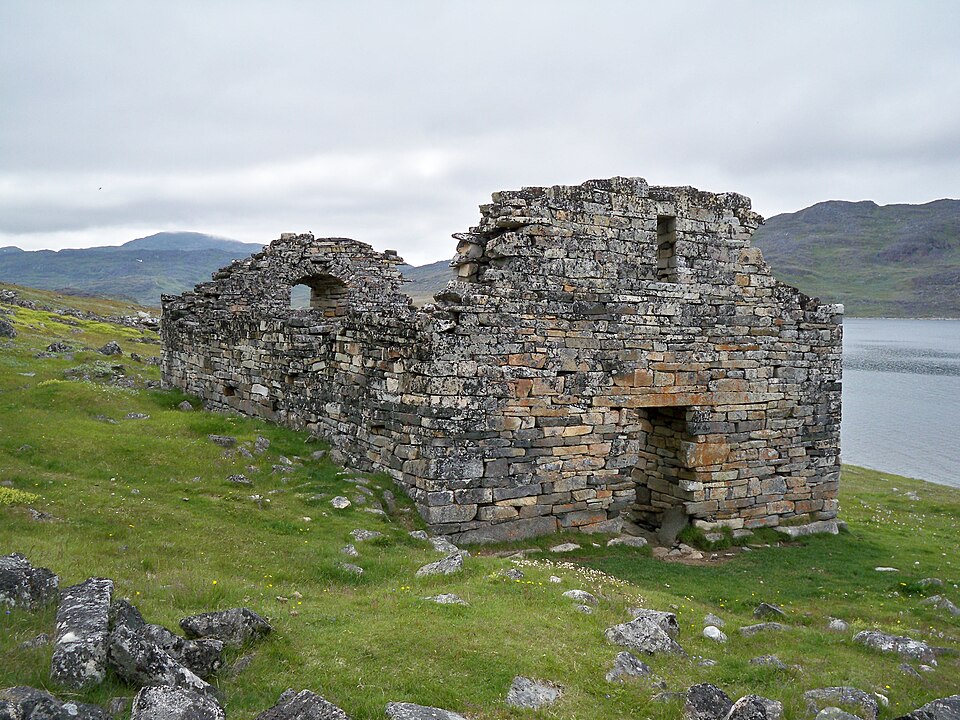 Las ruinas de piedra de la iglesia nórdica de Hvalsey junto a un fiordo