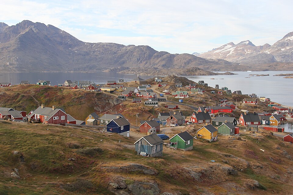 Casas de colores de Tasiilaq entre montañas y el fiordo