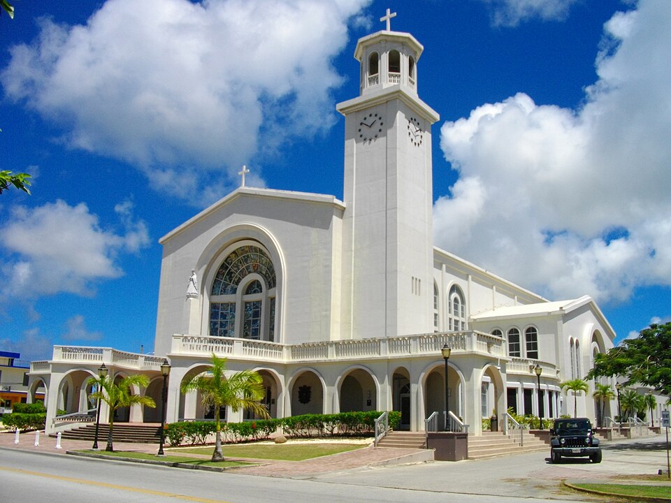 La catedral blanca Dulce Nombre de María con su torre