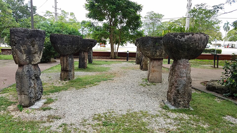 Varias piedras latte con su copa encima en un parque