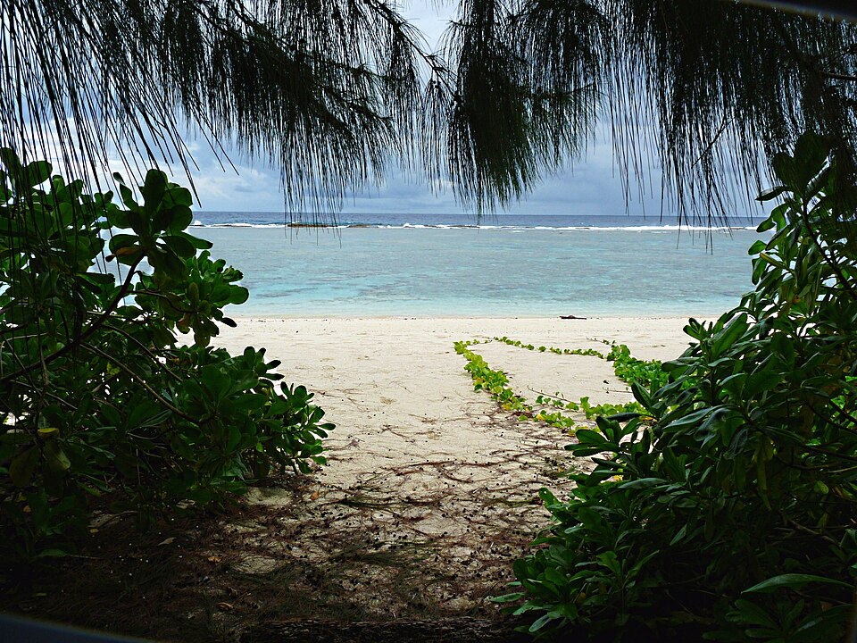 La playa de Ritidian vista entre la vegetación