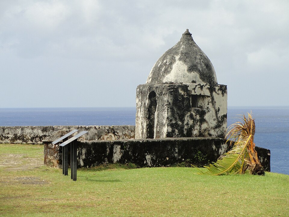 La garita de piedra del fuerte de la Soledad frente al mar