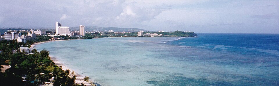 La bahía de Tumon con su agua turquesa y los hoteles en la orilla