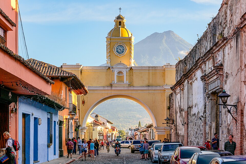 El Arco de Santa Catalina, amarillo, con el volcán de Agua detrás