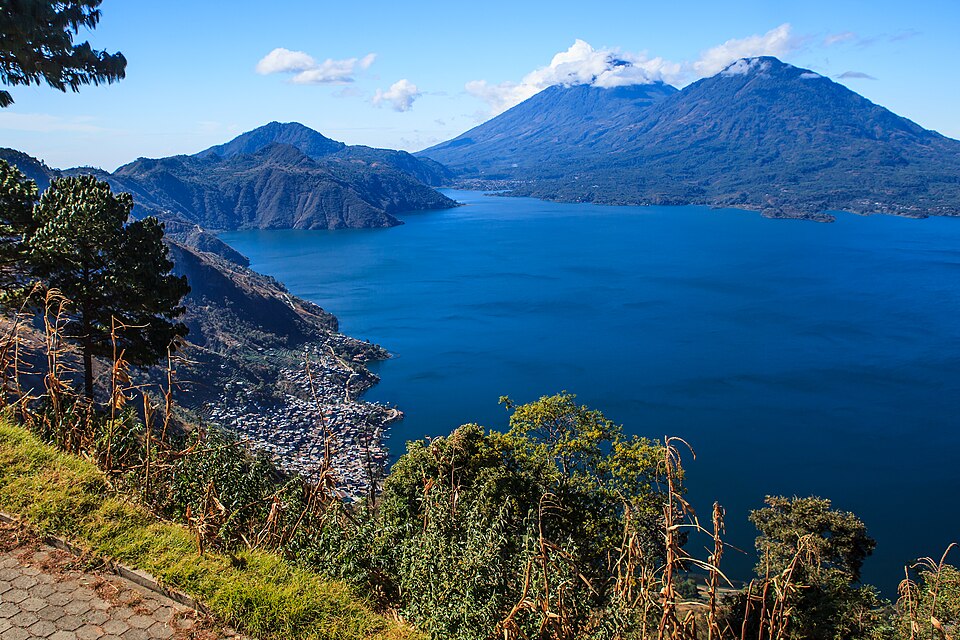El lago de Atitlán con sus volcanes al fondo