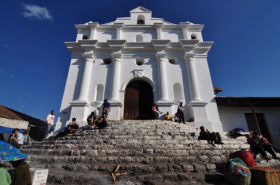 La iglesia blanca de Santo Tomás en Chichicastenango con su escalinata de piedra