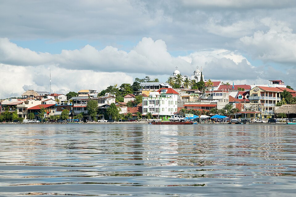 La Isla de Flores con sus casas de colores vista desde el lago Petén Itzá