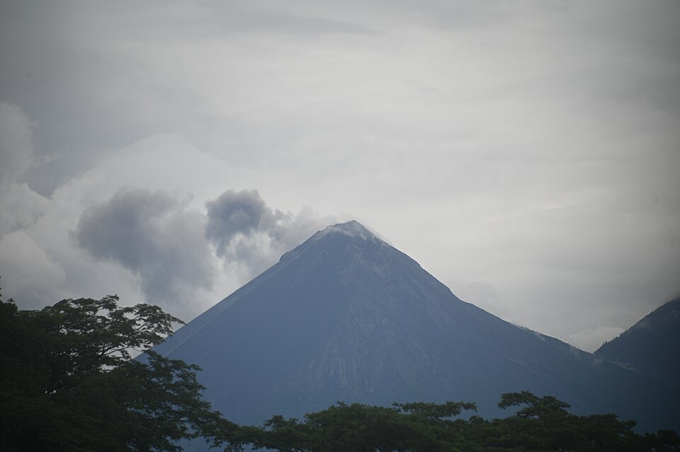 El cono del volcán de Fuego entre nubes y ceniza