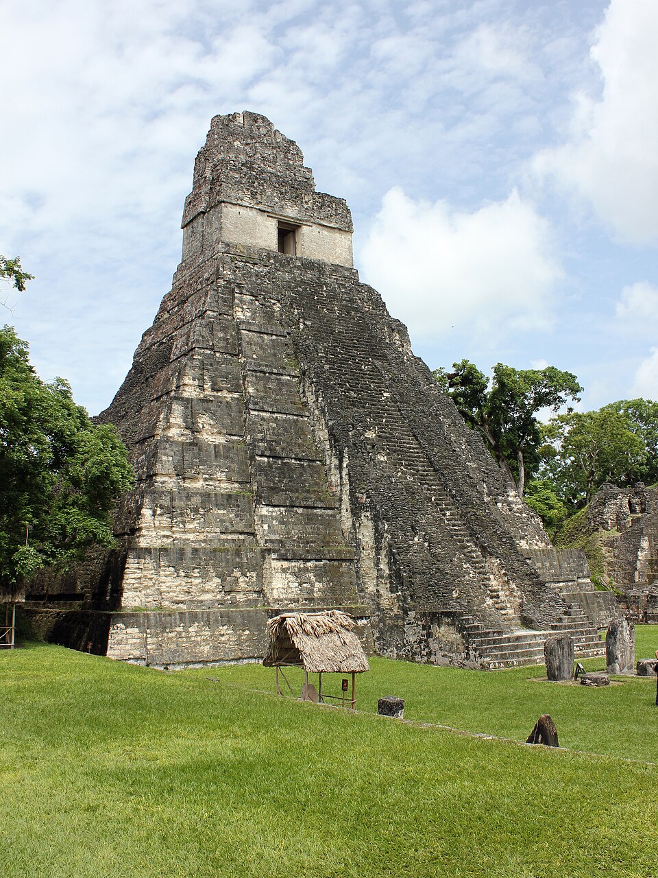 El Templo I de Tikal, una pirámide escalonada sobre la Gran Plaza de pasto