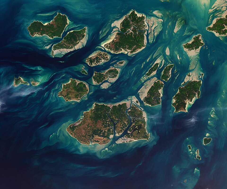 Imagen de satélite de las islas Bijagós rodeadas de bancos de arena y aguas turquesas