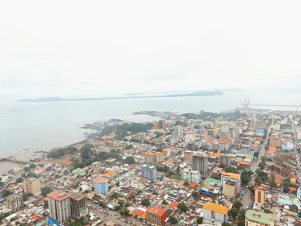 Vista aérea de Conakri con edificios y el mar con islas al fondo