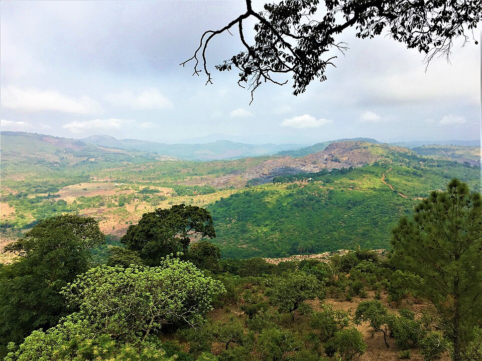 Paisaje de valles verdes y montañas cerca de Dalaba