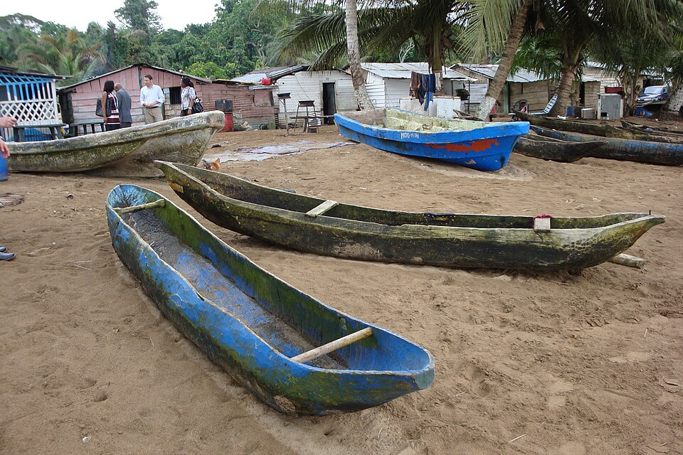 Piraguas de pescadores pintadas de azul sobre la arena de la playa de Arena Blanca
