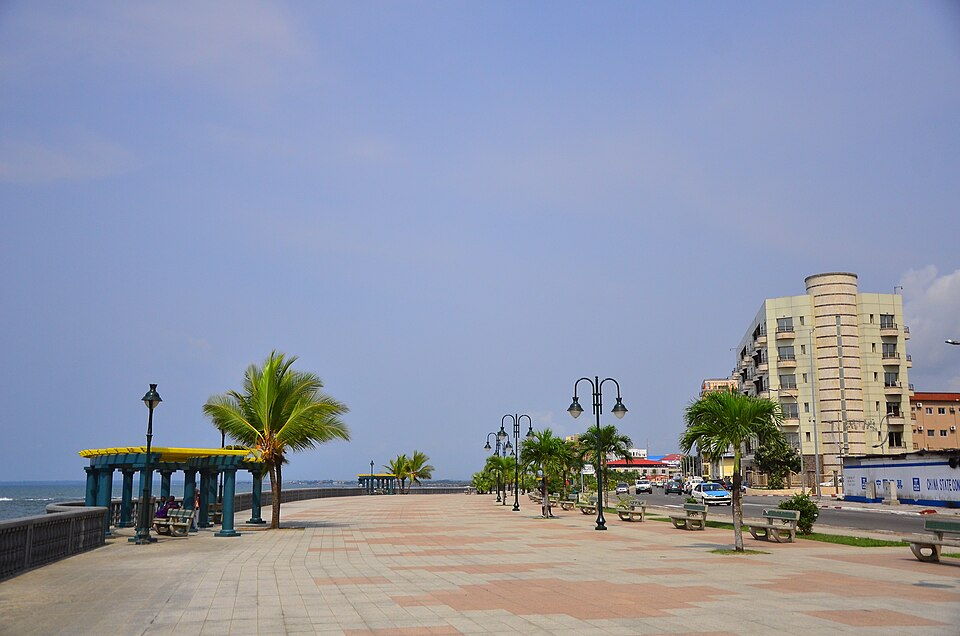Paseo marítimo de Bata con farolas, palmeras y el mar