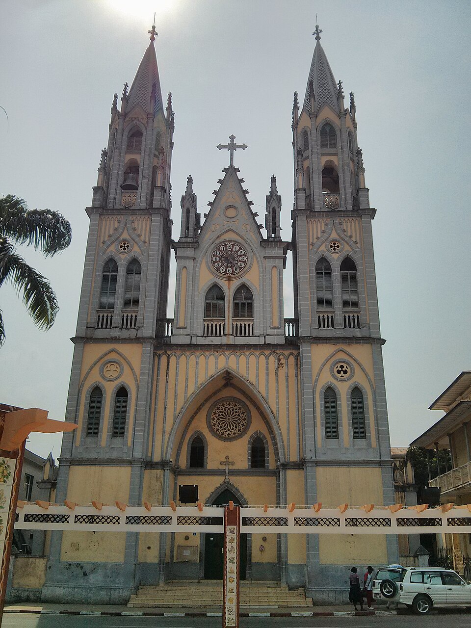 Fachada neogótica de la catedral de Santa Isabel con dos torres en Malabo