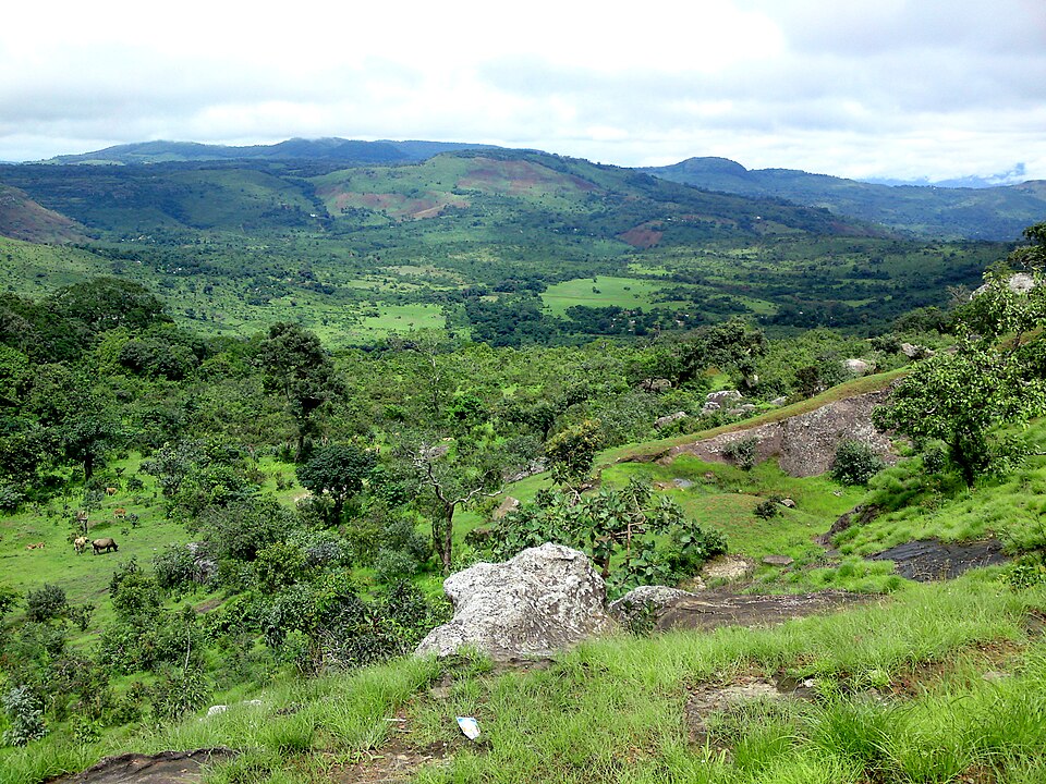 Valle verde con colinas y rocas en las montañas del Fouta Djallon