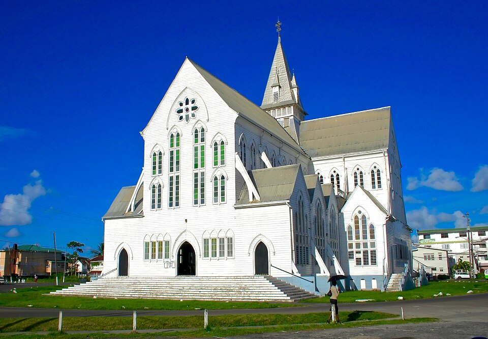 La catedral blanca de madera de San Jorge en Georgetown bajo un cielo azul