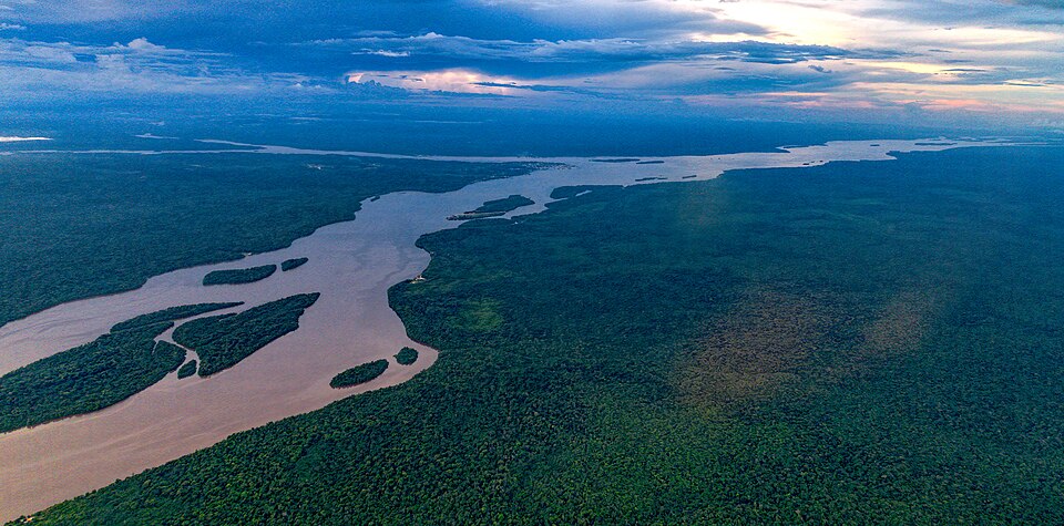 Vista aérea del ancho río Esequibo con islas, rodeado de selva