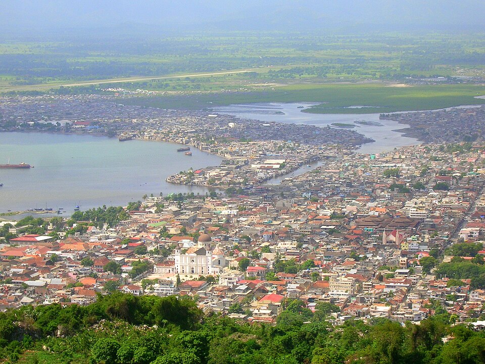 Vista de Cap-Haïtien entre el mar y las colinas