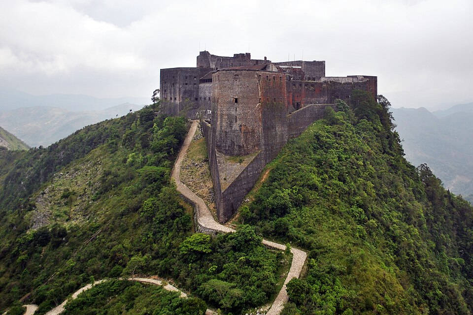 Vista aérea de la Ciudadela Laferrière, una fortaleza de piedra en la cima de una montaña verde