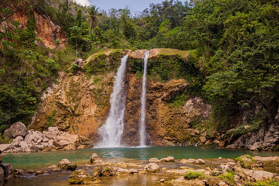 La cascada de Saut-Mathurine cayendo en dos chorros sobre una poza entre la selva