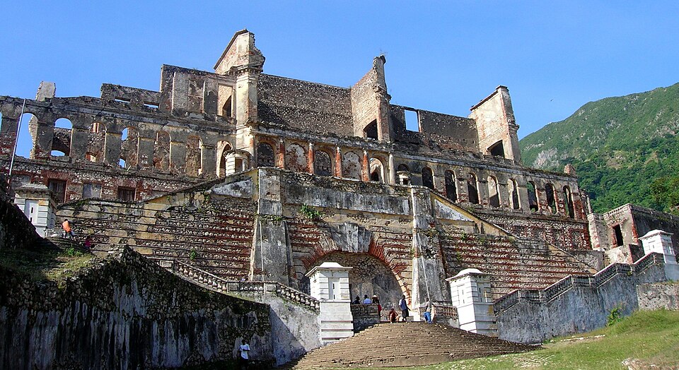 Las ruinas del palacio de Sans-Souci con su escalinata y fachada de ladrillo