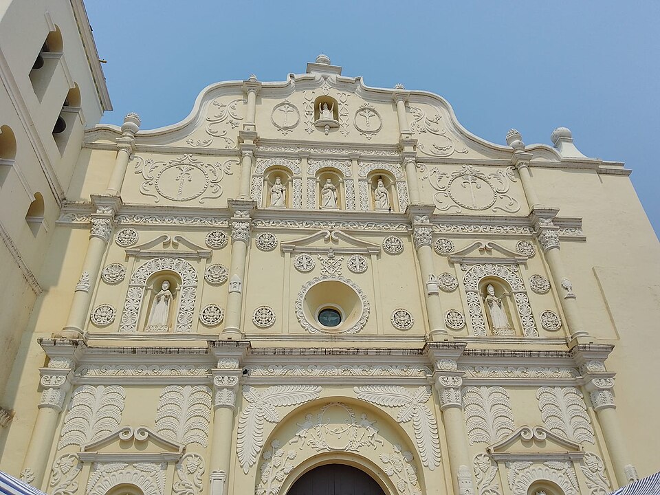La fachada barroca color crema de la catedral de Comayagua