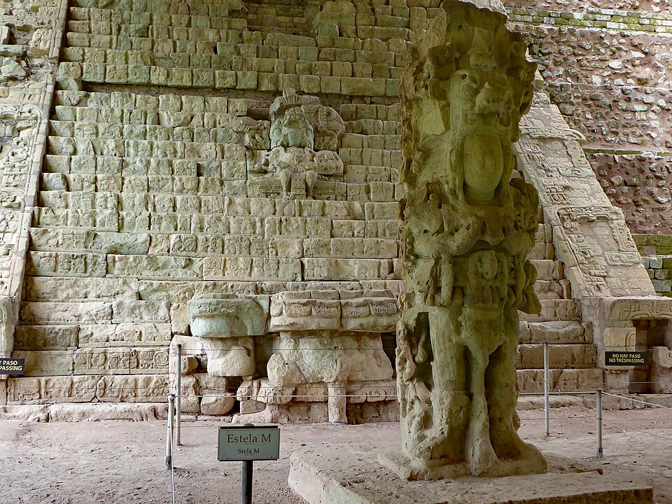 La Escalinata Jeroglífica de Copán con la estela M delante