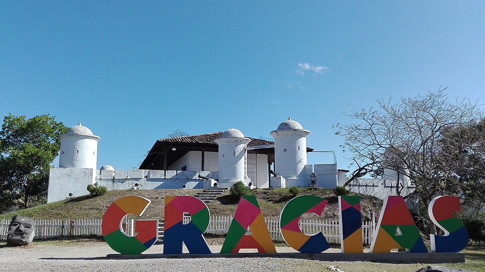 El fuerte blanco de San Cristóbal en Gracias, con letras de colores del nombre del pueblo