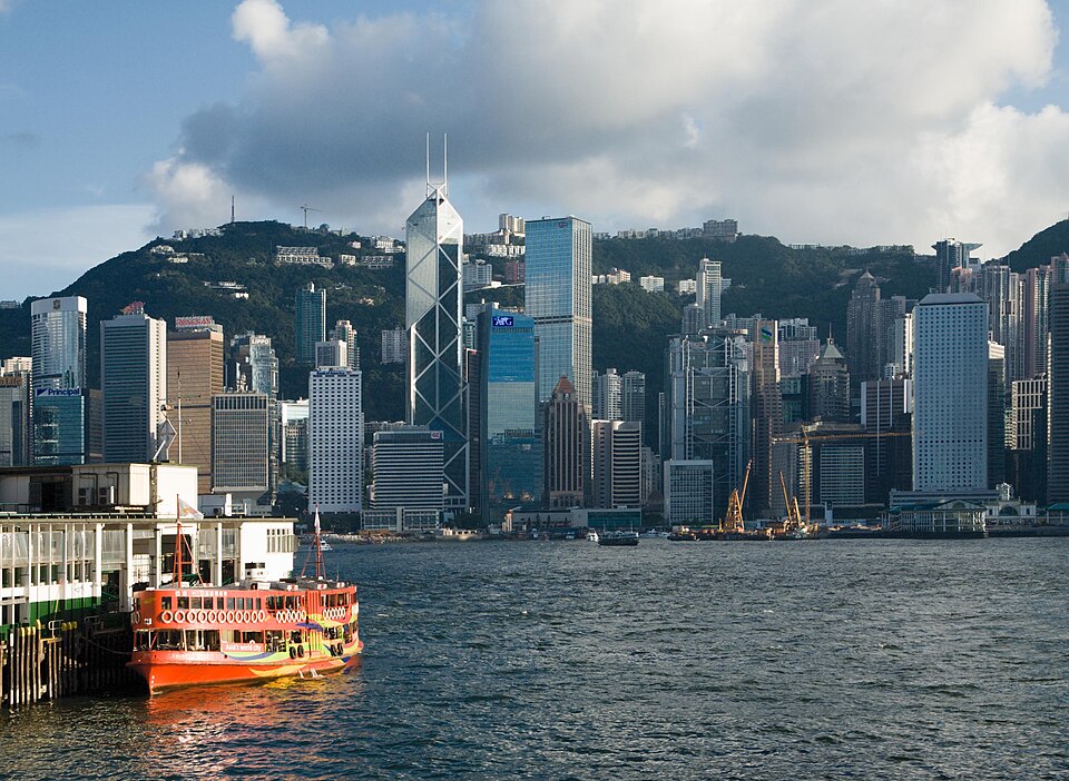 Un ferri del Star Ferry junto al muelle con los rascacielos de la isla detrás