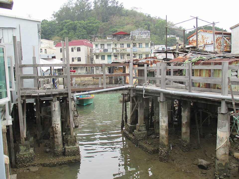 Casas de pescadores sobre pilotes de madera en un canal de Tai O