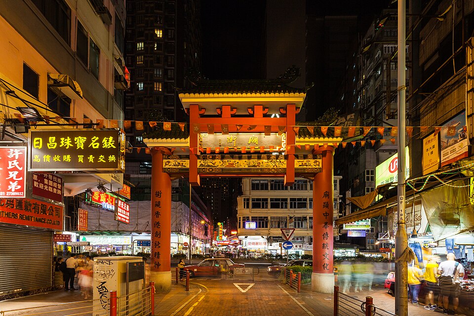 La puerta roja de la calle Temple iluminada de noche
