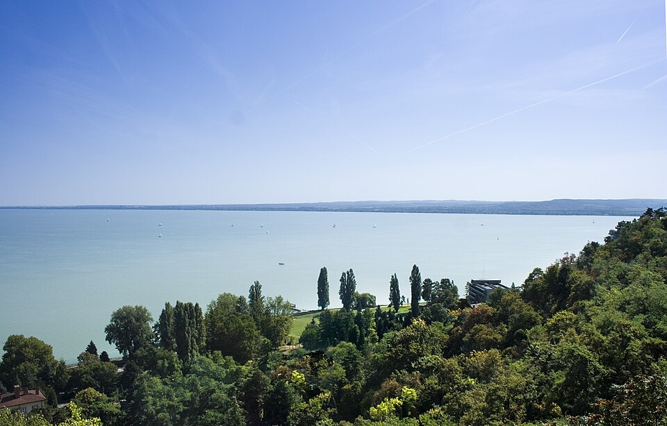 El lago Balaton visto desde la península de Tihany