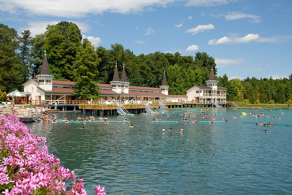 El lago termal de Hévíz con su balneario de madera
