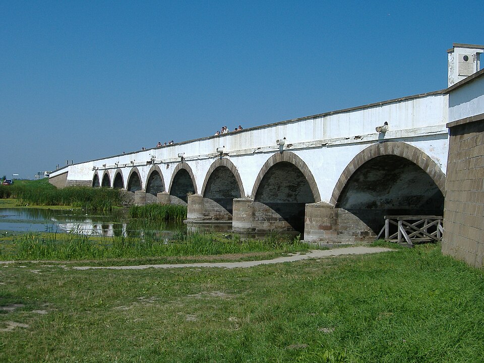 El puente blanco de nueve arcos de Hortobágy