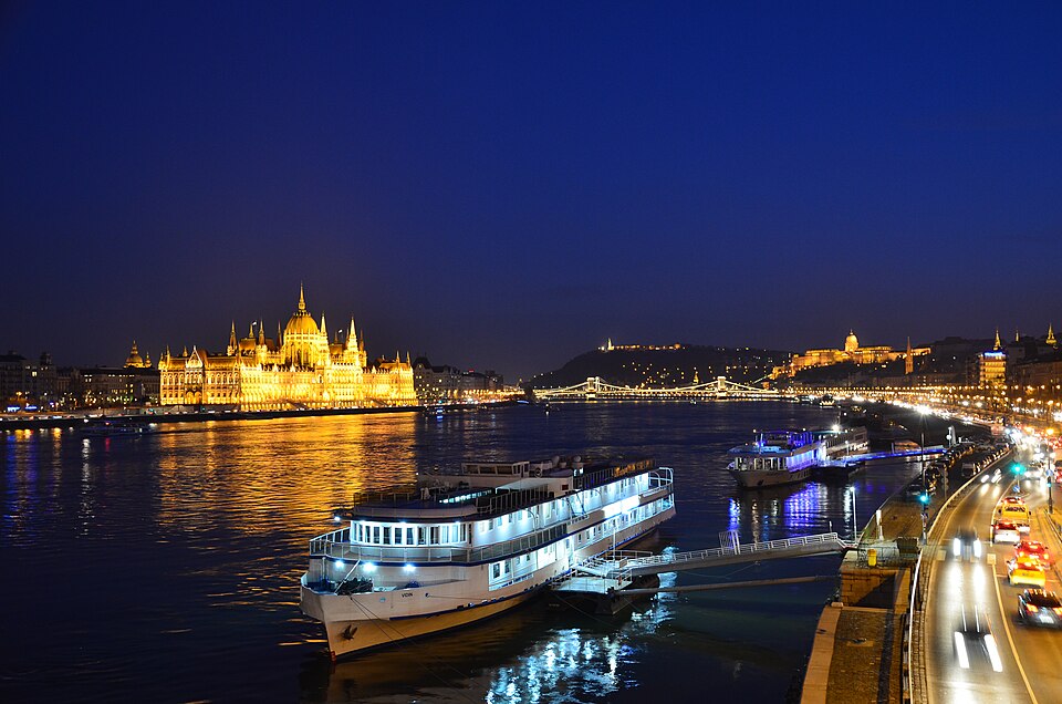 El Parlamento de Budapest iluminado de noche junto al Danubio