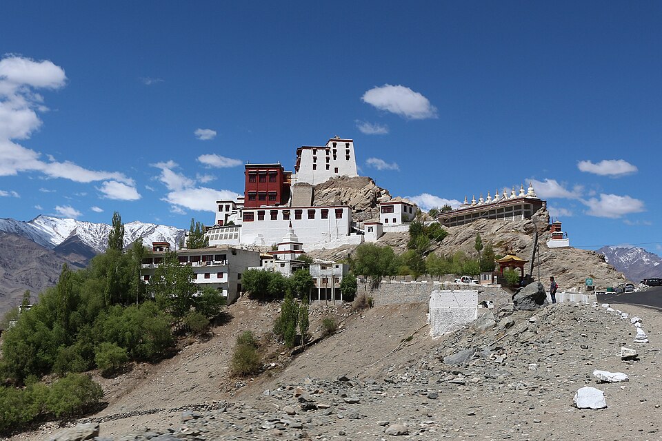 El monasterio de Thiksey en lo alto de una colina con montañas nevadas