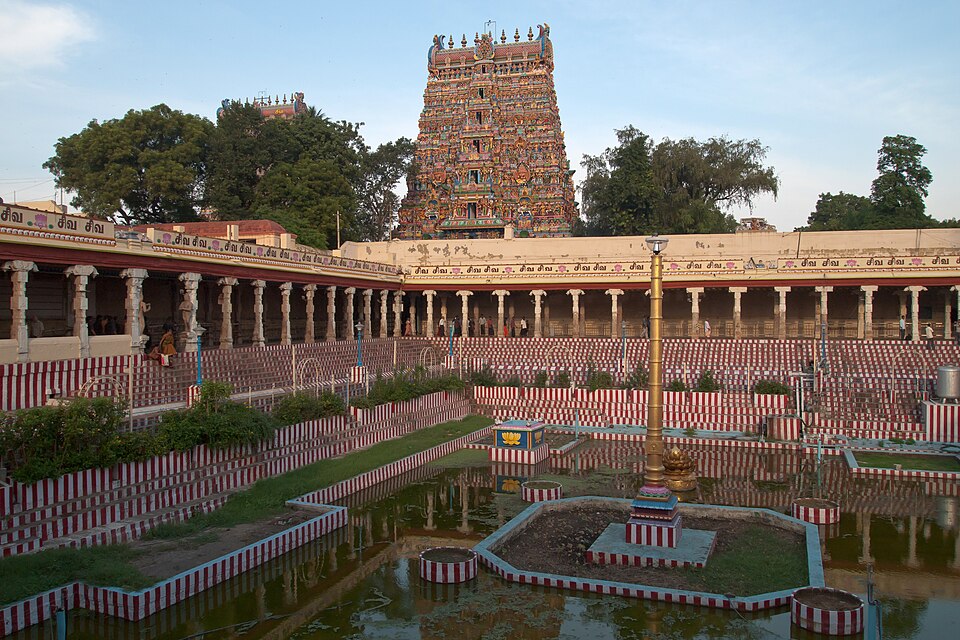 Una torre de colores del templo Meenakshi sobre el estanque sagrado