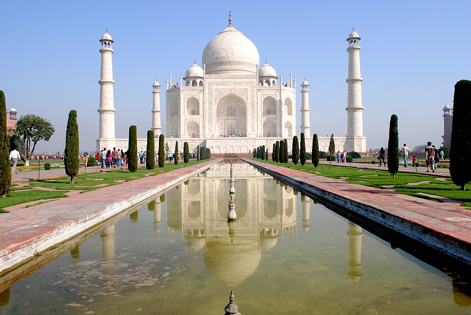 El Taj Mahal de mármol blanco reflejado en el estanque de sus jardines