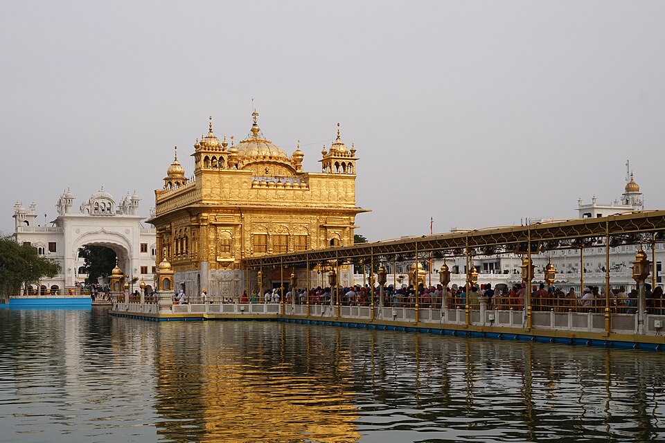 El Templo Dorado reflejado en su estanque sagrado