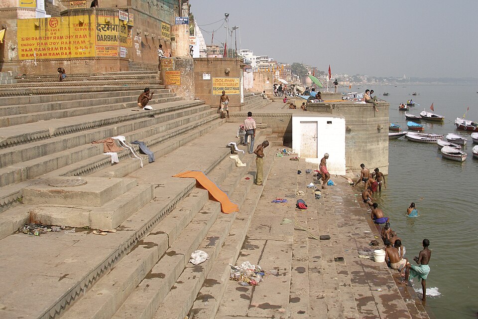 Escalinatas de piedra que bajan al río Ganges en Varanasi