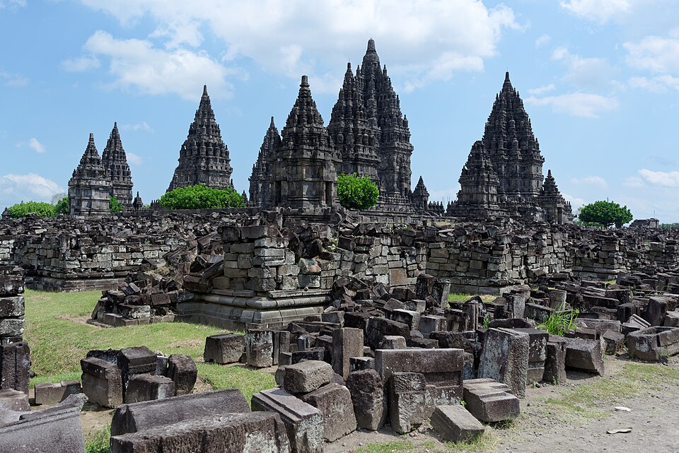 Las torres puntiagudas de piedra del templo de Prambanan