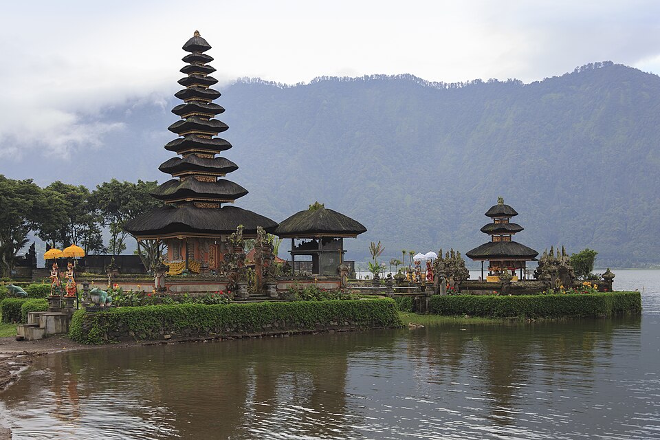El templo Ulun Danu Bratan con su torre de techos escalonados junto al lago