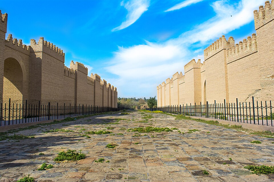 Una calle empedrada entre murallas de ladrillo reconstruidas en Babilonia