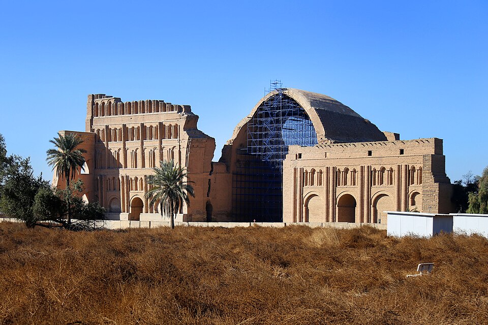 El gran arco de ladrillo del Taq Kasra con andamios de restauración