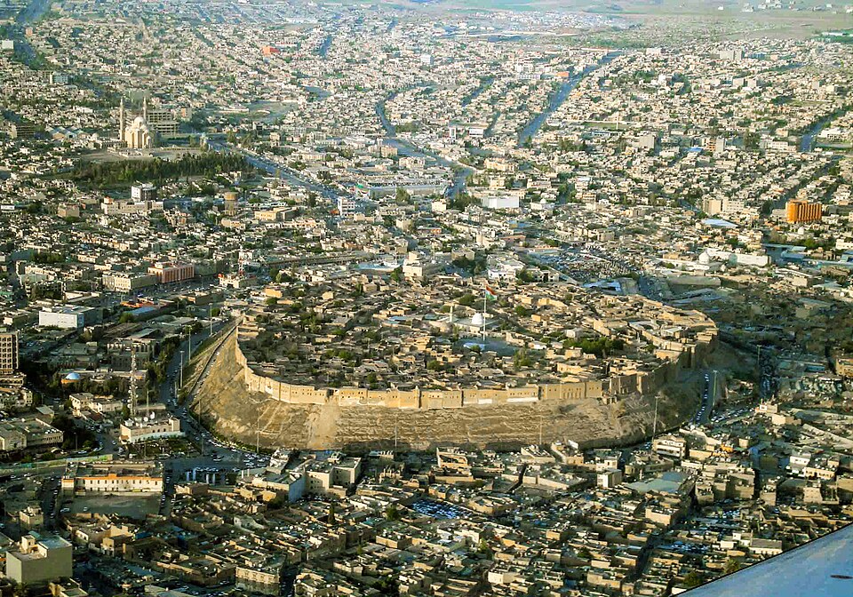 La ciudadela ovalada de Erbil sobre su colina en medio de la ciudad, vista desde el aire