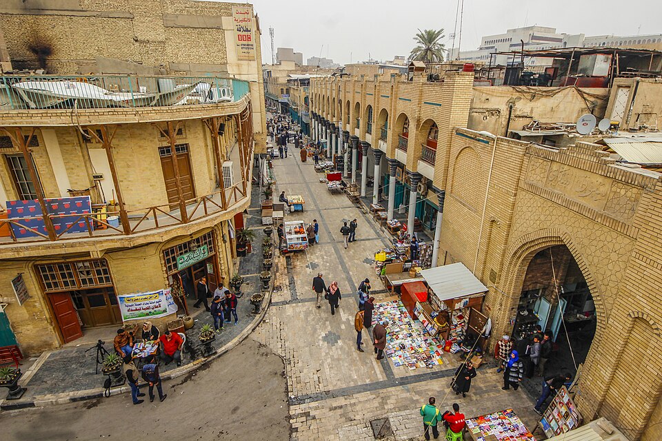 La calle Al-Mutanabbi de Bagdad con puestos de libros entre edificios antiguos